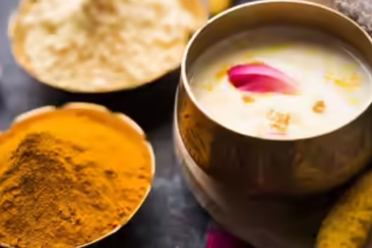 বেসন ও দুধের ফেসপ্যাক: ত্বক পরিষ্কার করে, ট্যান দূর করে এবং দেয় প্রাকৃতিক মসৃণতা। বেসন ত্বকের ময়লা ও মৃত কোষ দূর করে প্রাকৃতিক ক্লিনজার হিসেবে কাজ করে, আর দুধ ত্বককে কোমল করে ও পুষ্টি জোগায়। এটি ত্বককে মসৃণ ও কোমল করে তোলে।

কীভাবে ব্যবহার করবেন:

২ টেবিল চামচ বেসনের সঙ্গে প্রয়োজনমতো দুধ মিশিয়ে মসৃণ পেস্ট তৈরি করুন।

মুখ ও ঘাড়ে সমানভাবে লাগান।

প্রায় ১৫ মিনিট শুকাতে দিন।

তারপর হালকা গরম জল দিয়ে ঘষে ধুয়ে ফেলুন।